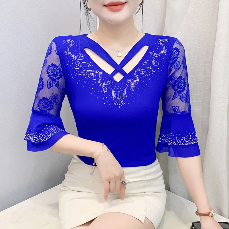 洋气镂空烫钻摩登上衣舞蹈服女新款印花喇叭袖交叉领气质小衫