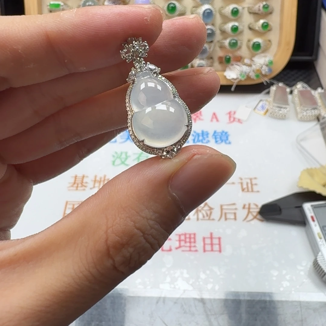 18K金镶嵌戒指翡翠天然缅甸翡翠A货