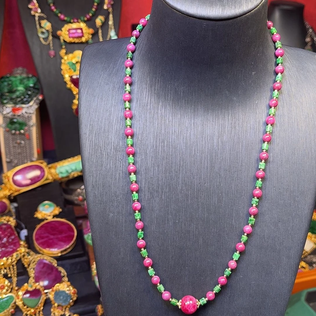 未镶嵌颈饰红宝石