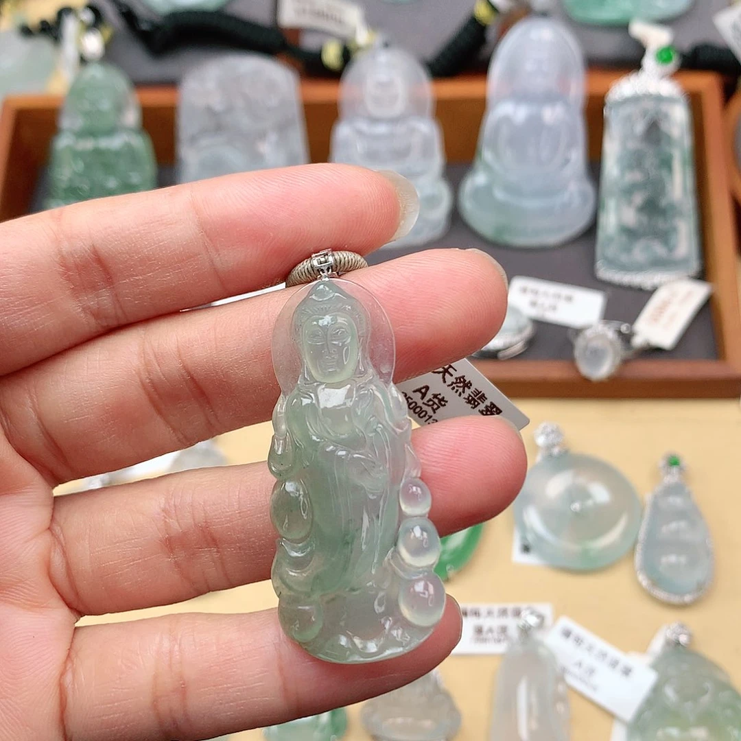 翡翠颈饰18K金镶嵌站观音