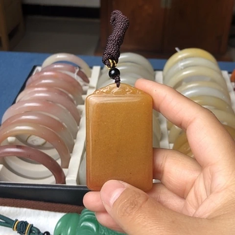 石英质玉未镶嵌颈饰