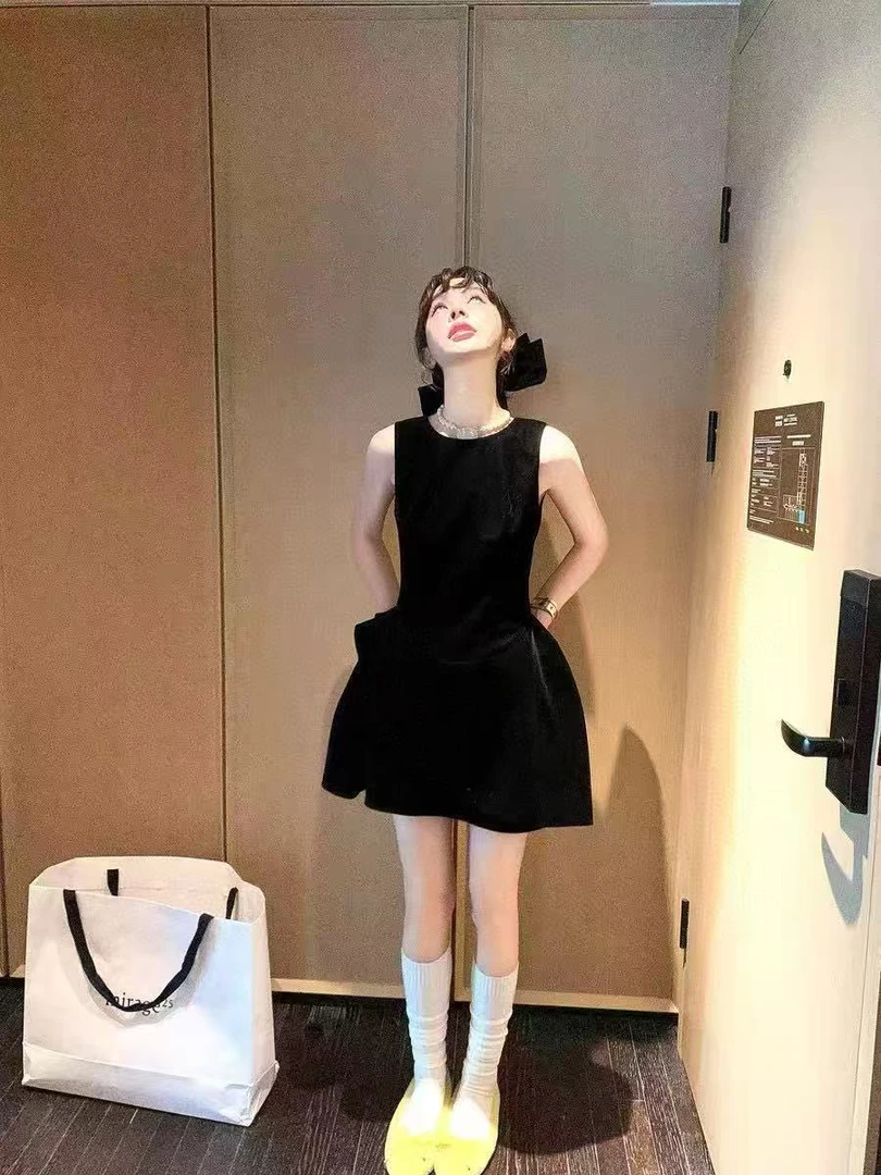 FM服饰-2025法式丝绒花苞裙 无袖连衣裙拼接银行非正式学院风