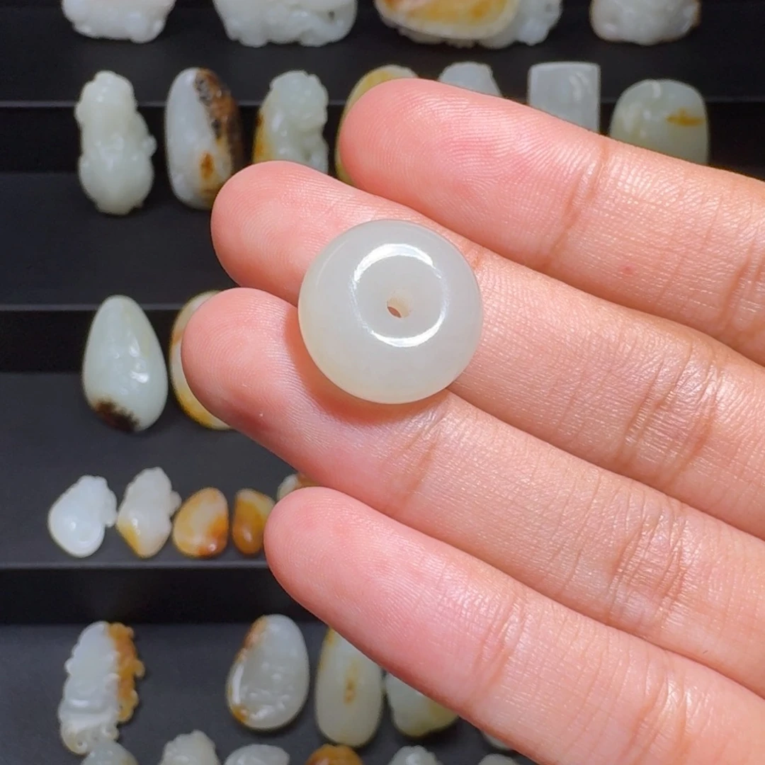 和田玉未镶嵌颈饰当***在