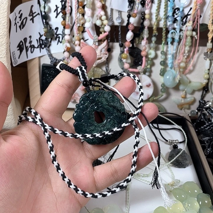 灰***尘蛇纹石玉合金颈饰