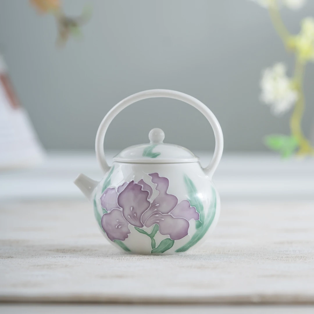 手绘鸢尾花浮雕堆料陶瓷茶壶家用泡茶壶梨型壶小品壶釉下彩
