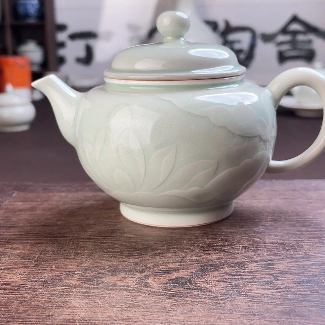 微瑕青釉刻花纹饰笑樱