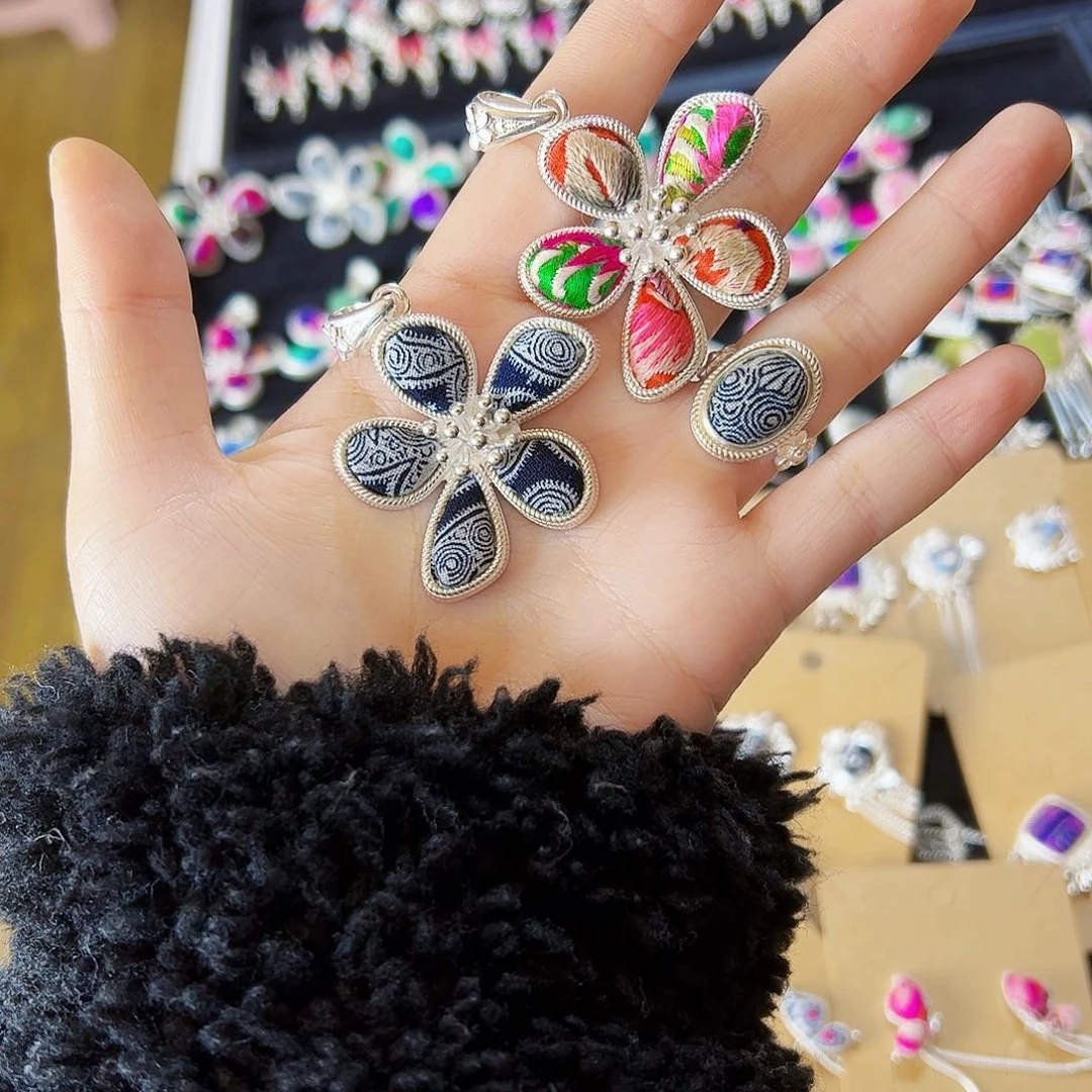 织绣民族风手工刺绣吊坠