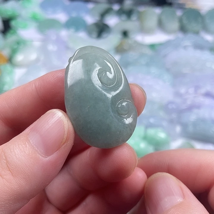 翡翠未镶嵌颈饰如意