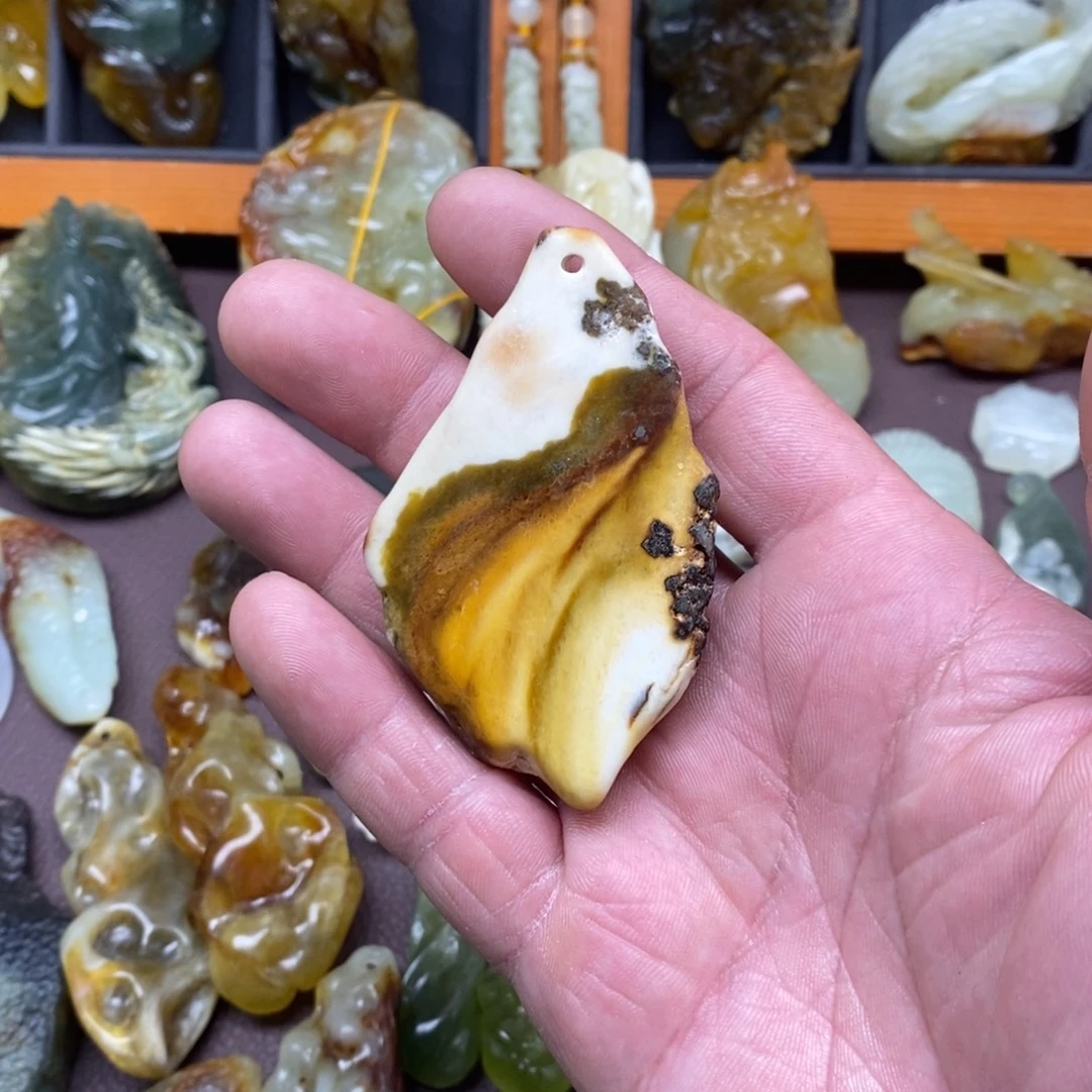 蛇纹石玉未镶嵌颈饰