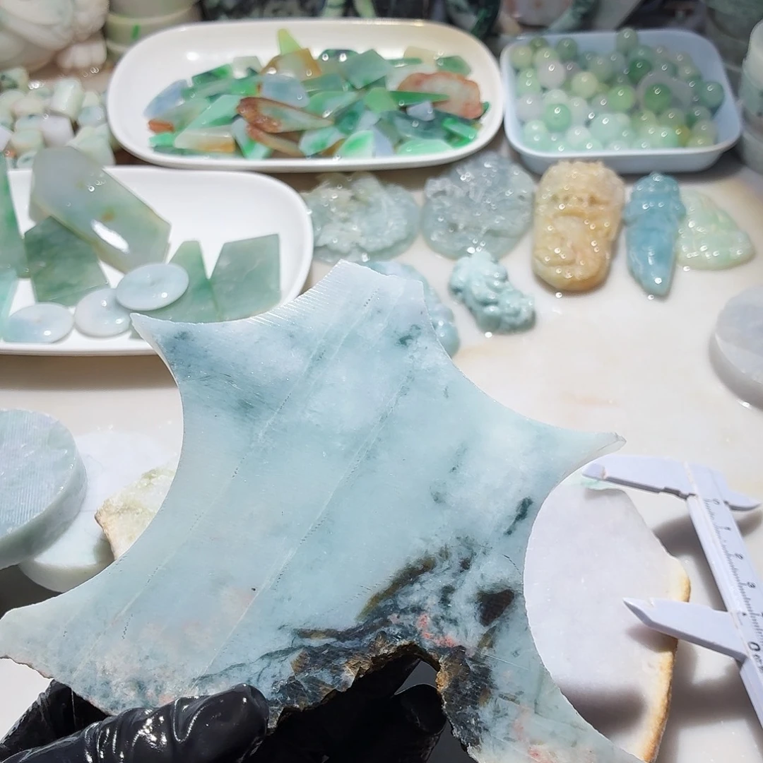 翡翠未镶嵌颈饰边角料