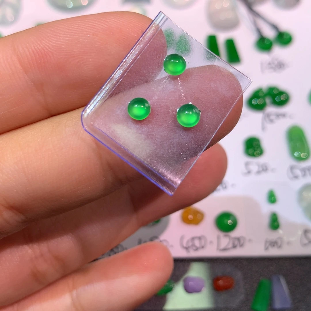 翡翠未镶嵌颈饰顶住