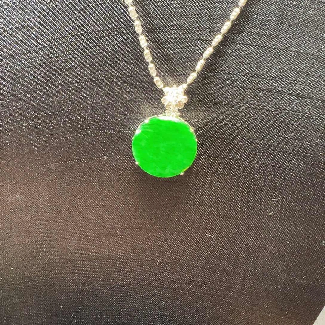 翡翠18K金镶嵌颈饰圆牌吊坠