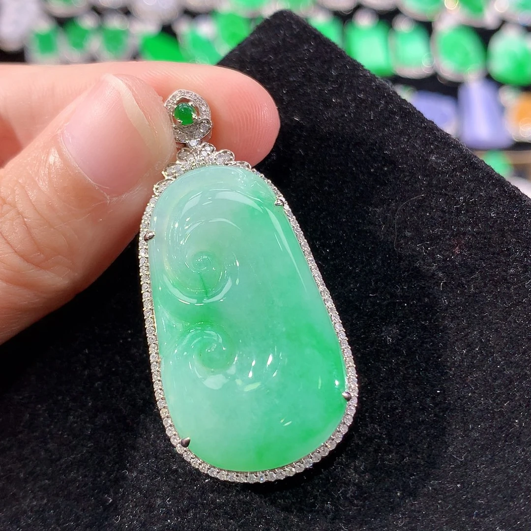 翡翠18K金镶嵌颈饰