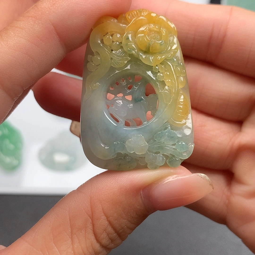翡翠未镶嵌颈饰花开富贵