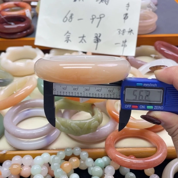 未镶嵌石英岩玉珠宝奇石