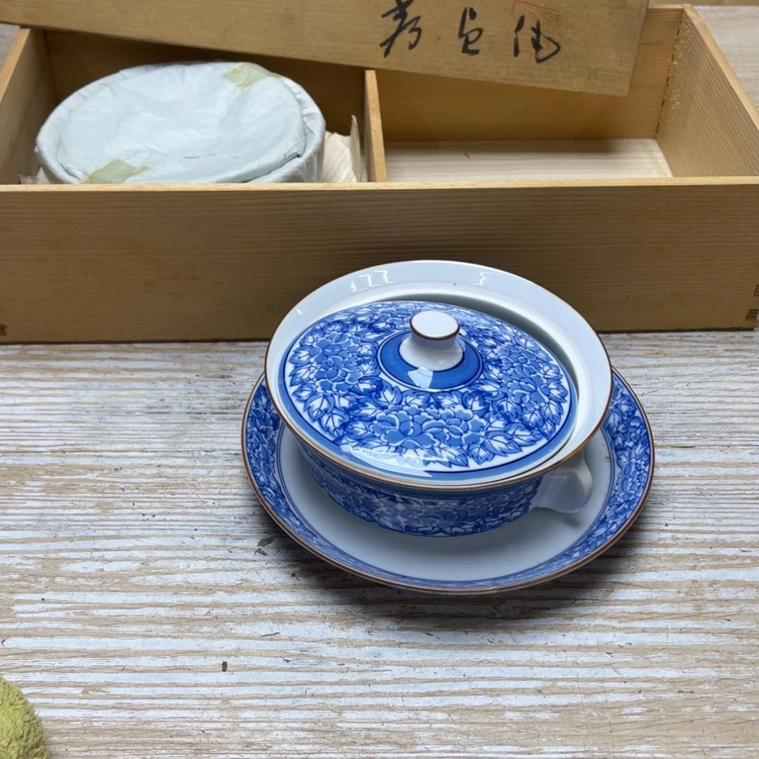 瓷片小***七密密麻麻地排列在一起形成