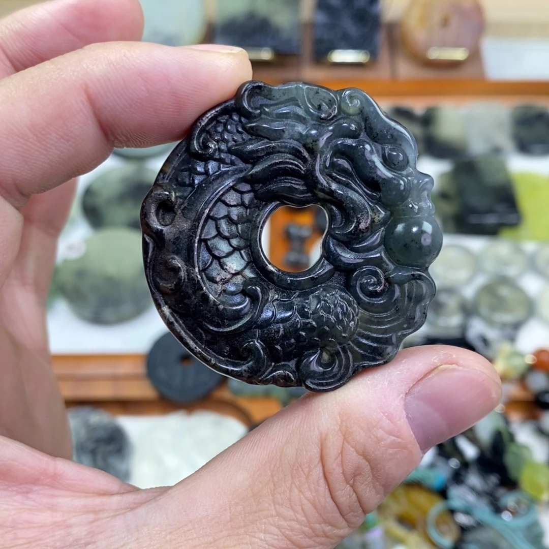 岫玉未镶嵌颈饰洒金皮龙鱼吊坠