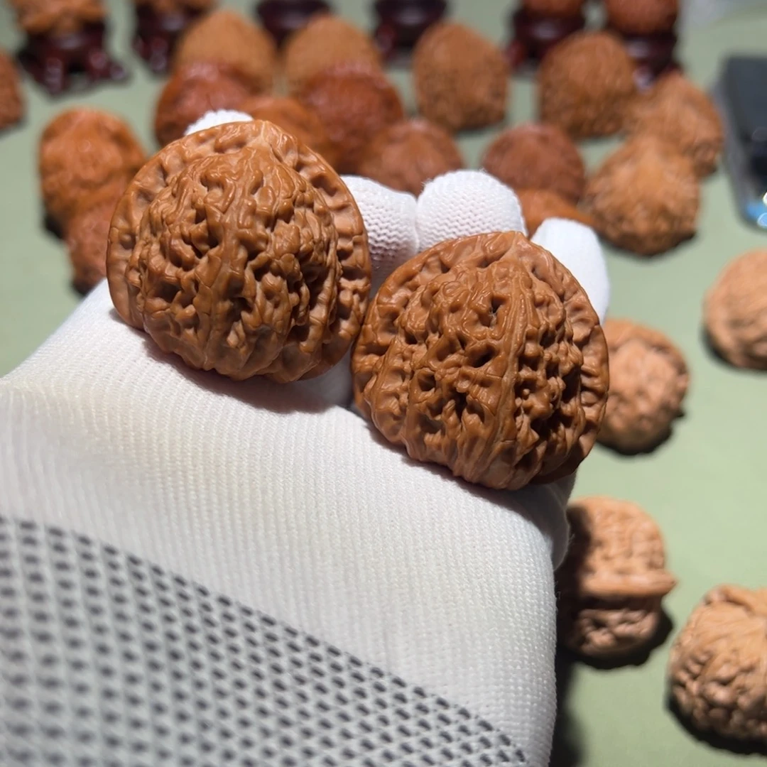 文玩核桃把件40白狮子三角白