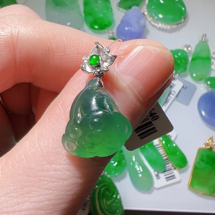 颈饰18K金镶嵌翡翠