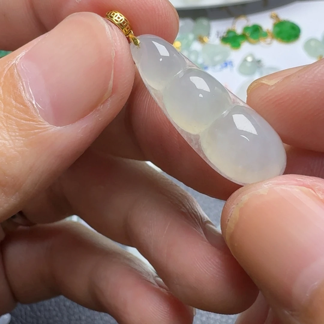 翡翠18K金镶嵌颈饰福豆