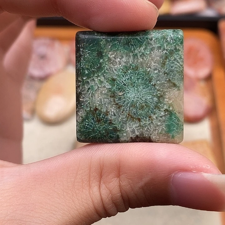 硅化玉颈饰未镶嵌我**字