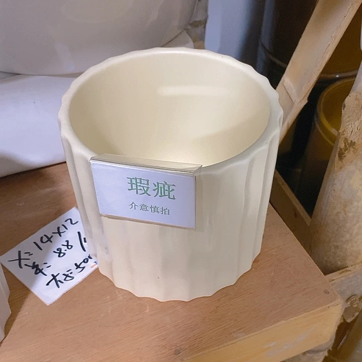 摆件多肉瑕疵盆有孔。