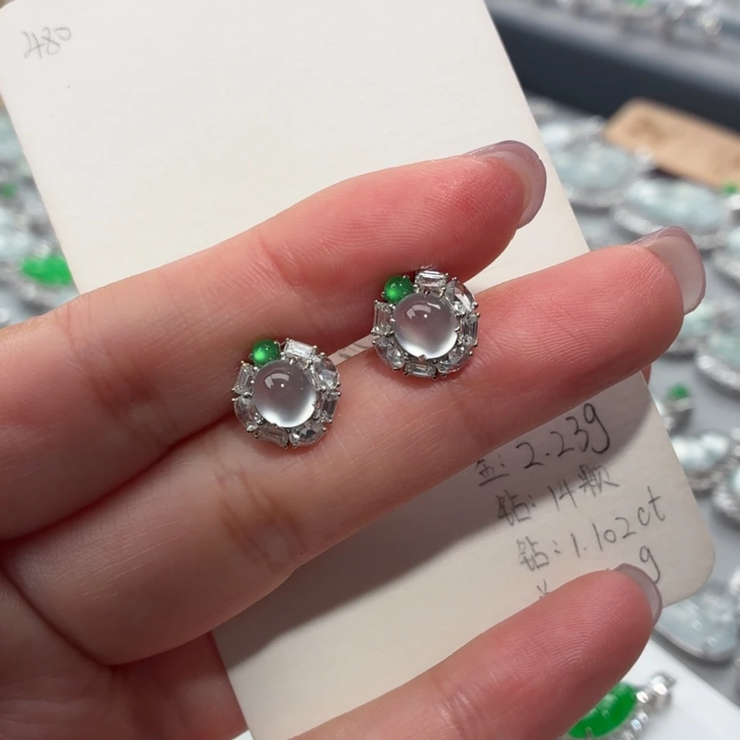 翡翠18K金镶嵌颈饰蛋面耳钉