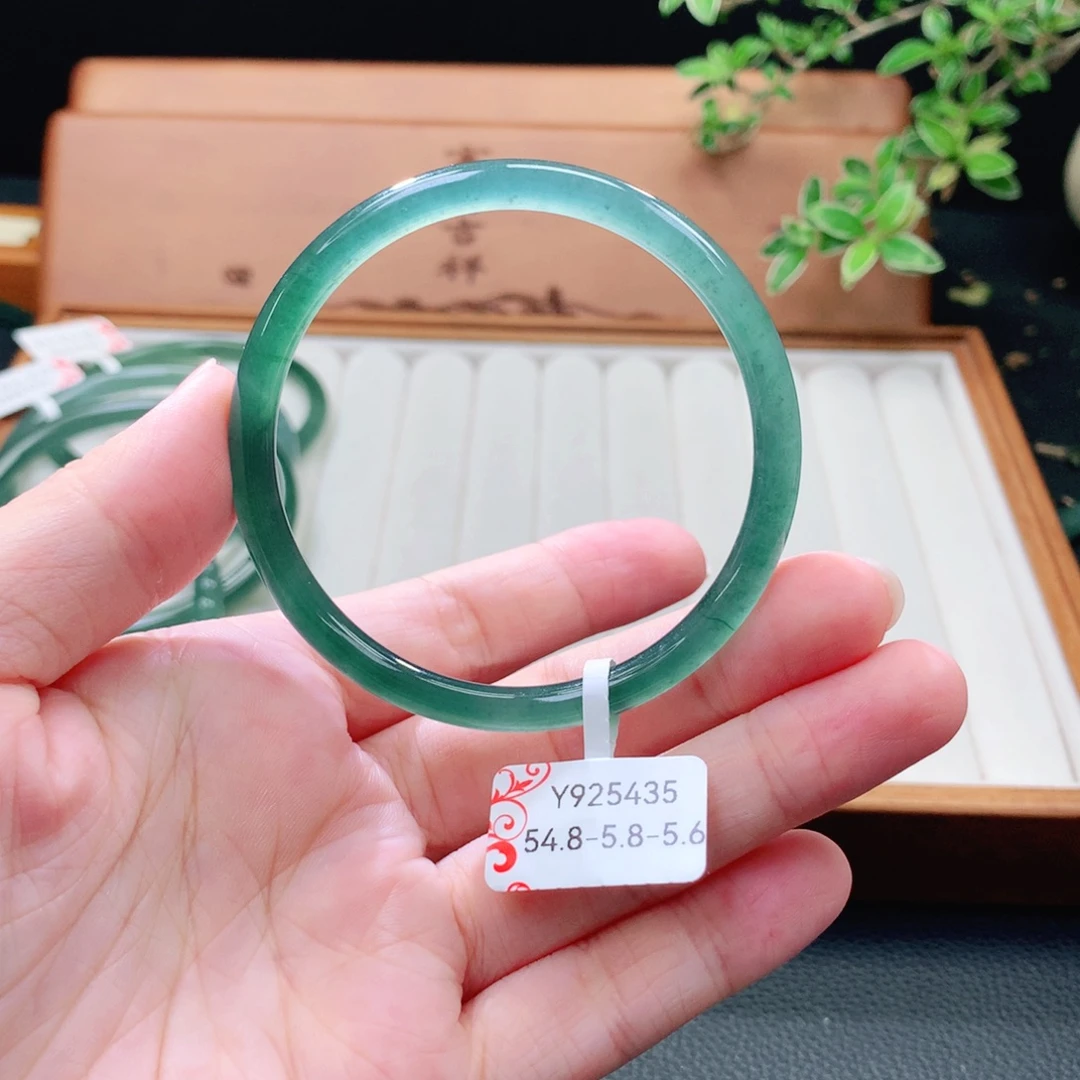 翡翠未镶嵌手镯（圆镯）