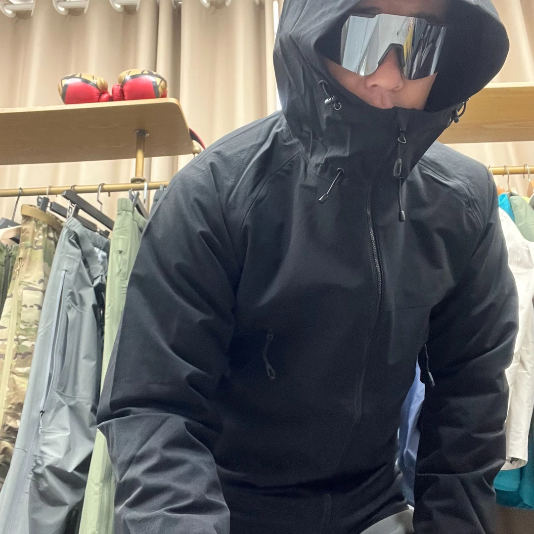 平替袅户外压胶工艺男款户外防风防水休闲夹克软壳功能性连帽外套