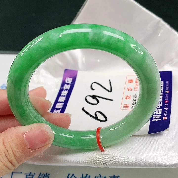 翡翠手镯未镶嵌翡翠