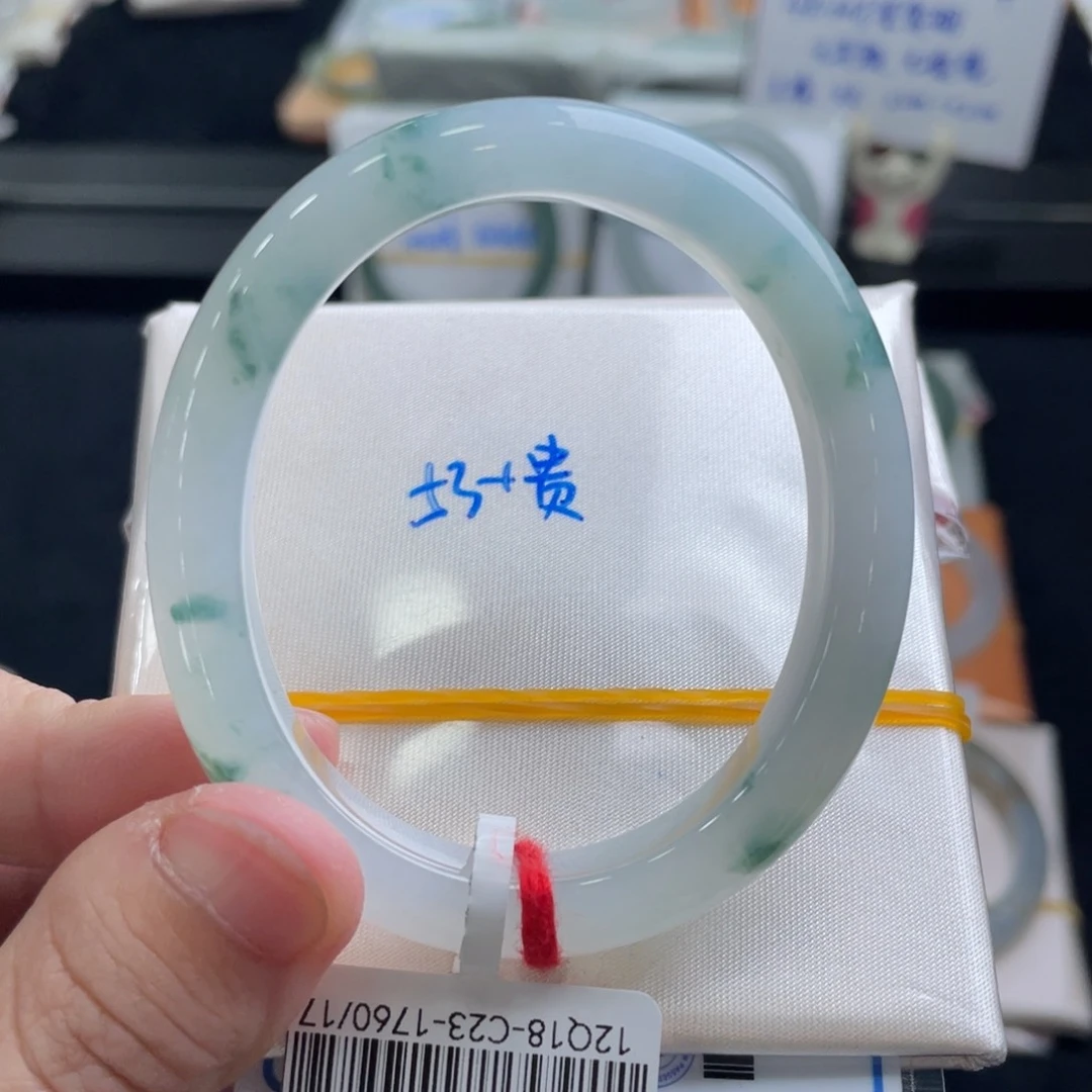 翡翠手镯未镶嵌翡翠手镯