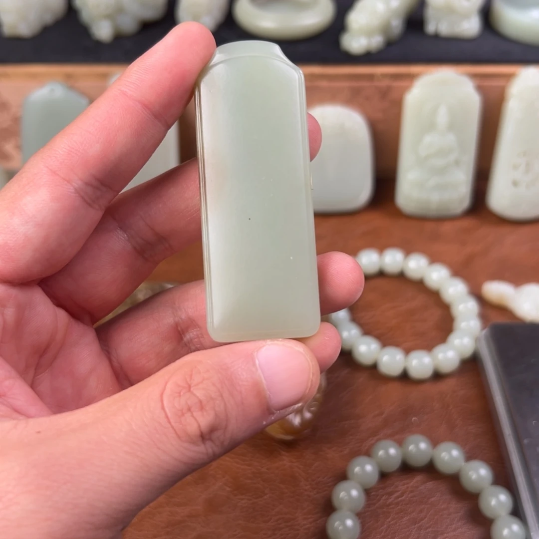 有***许和田玉（青白玉）未镶嵌颈饰