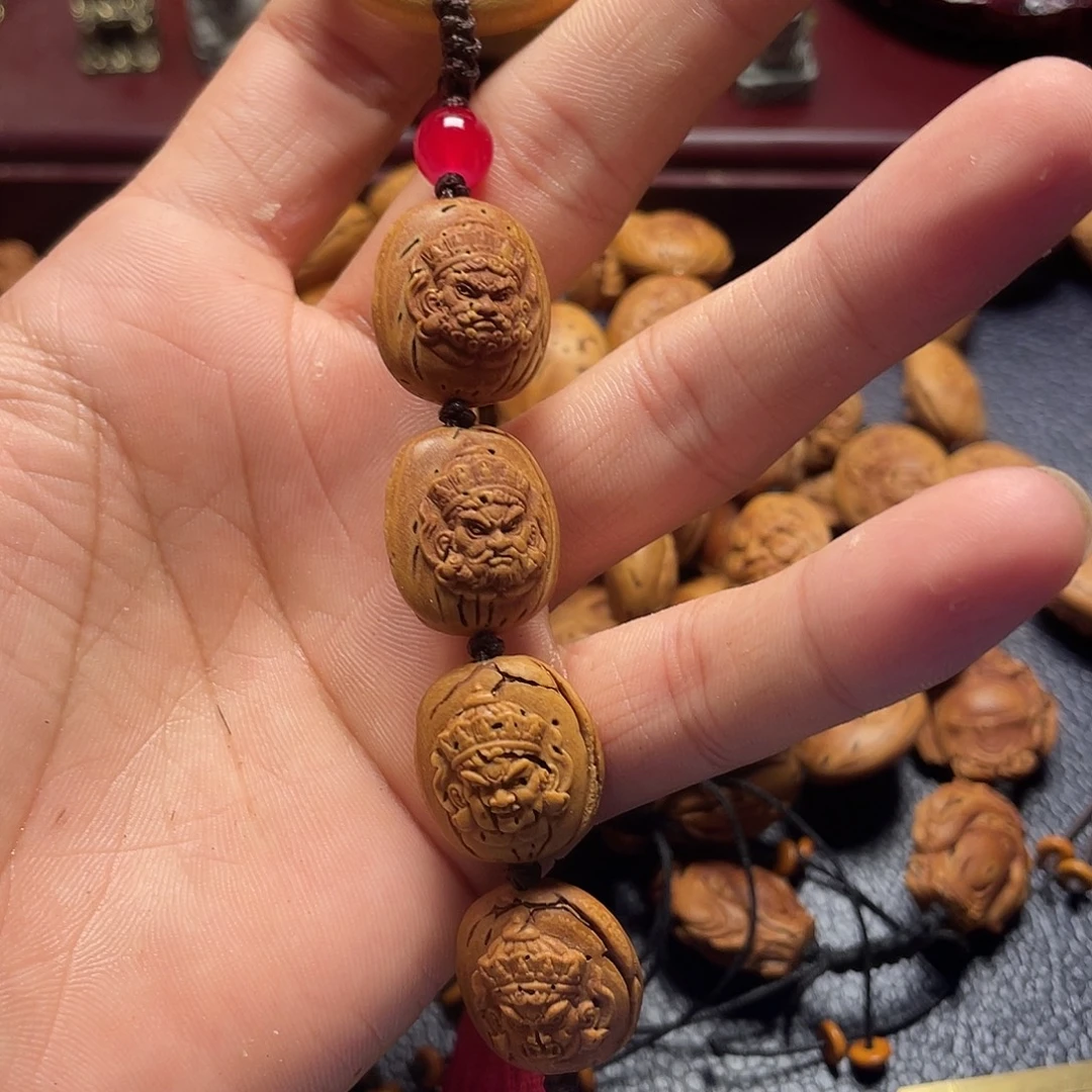 大桃核雕刻四大天王