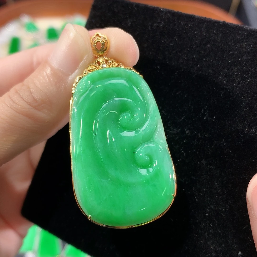 翡翠18K金镶嵌颈饰