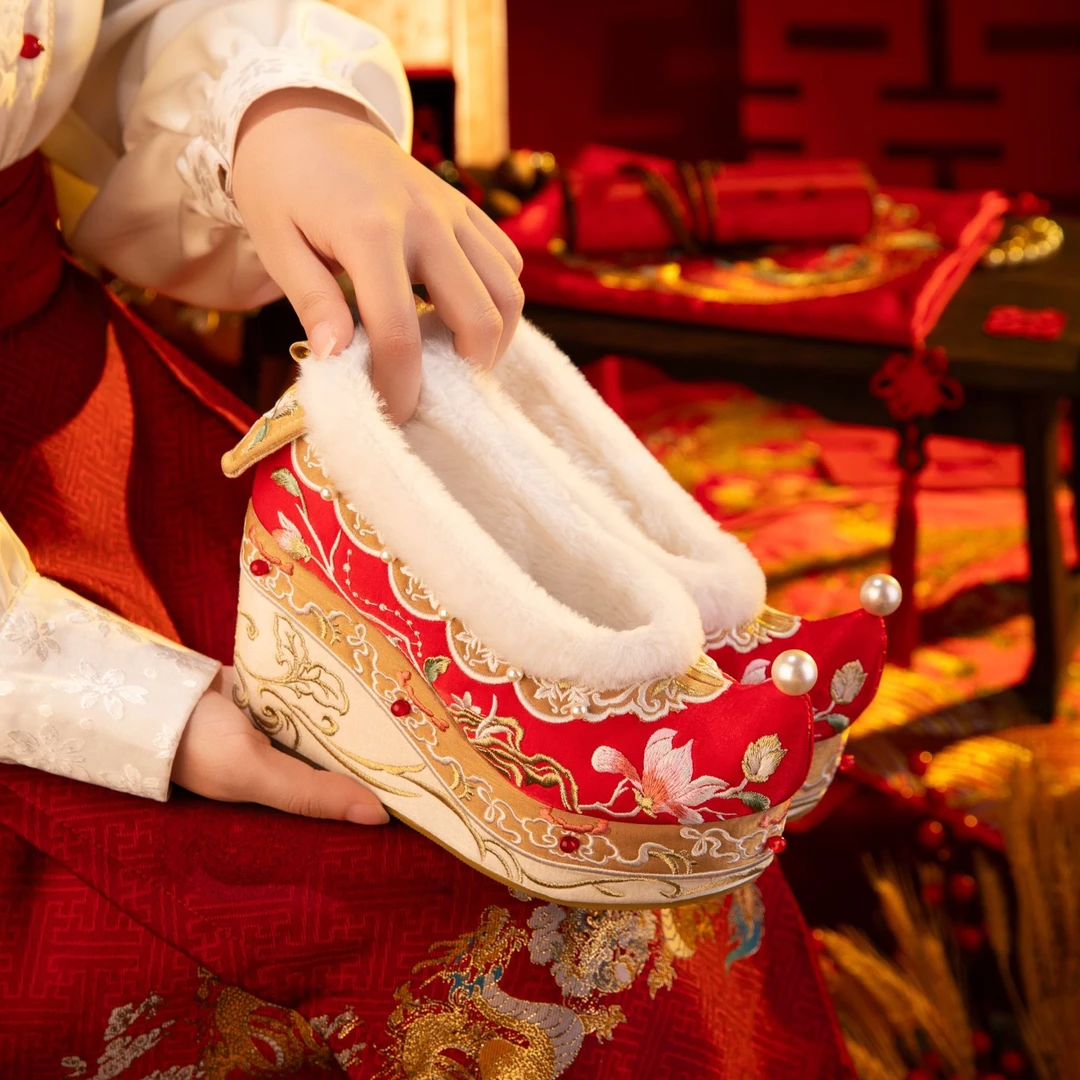 红色中式婚鞋女冬季加绒坡跟绝美不累脚新娘鞋明制配汉服秀禾婚鞋