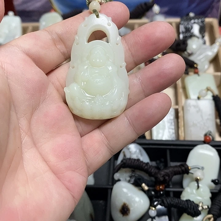 钱***进颈饰未镶嵌和田玉