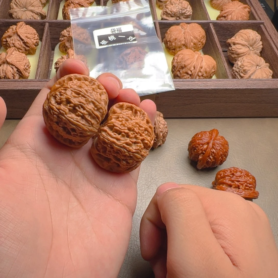 文玩核桃吊坠白狮子
