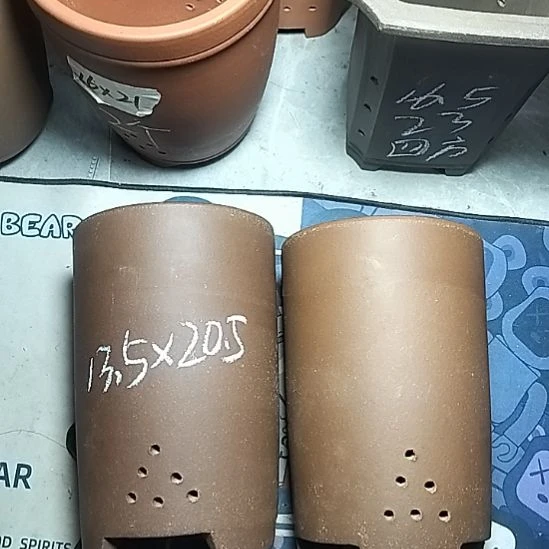 大笔筒两个紫砂花盆