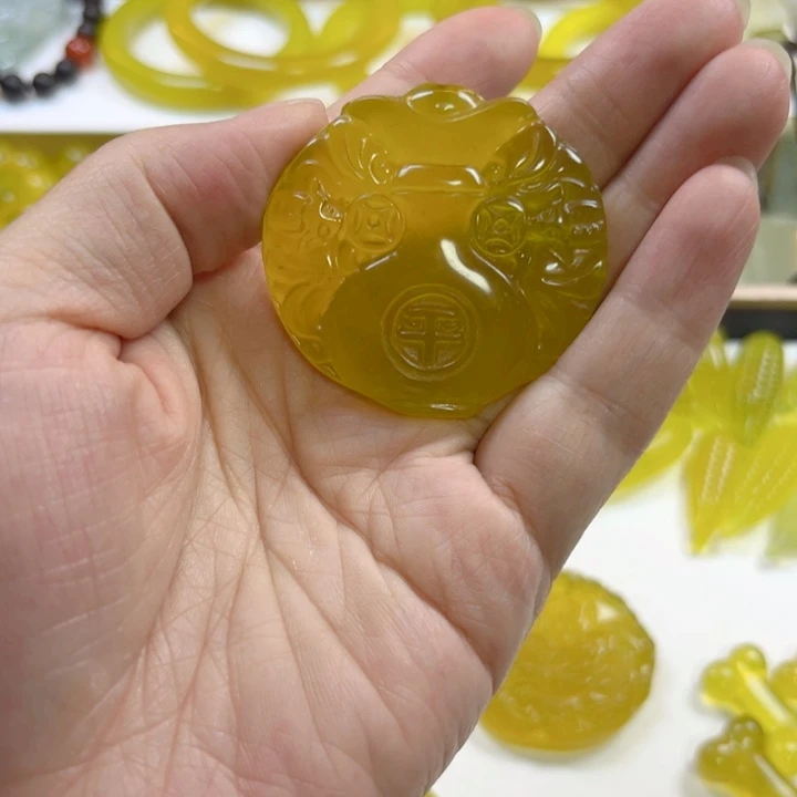 本***体蛇纹石玉未镶嵌颈饰