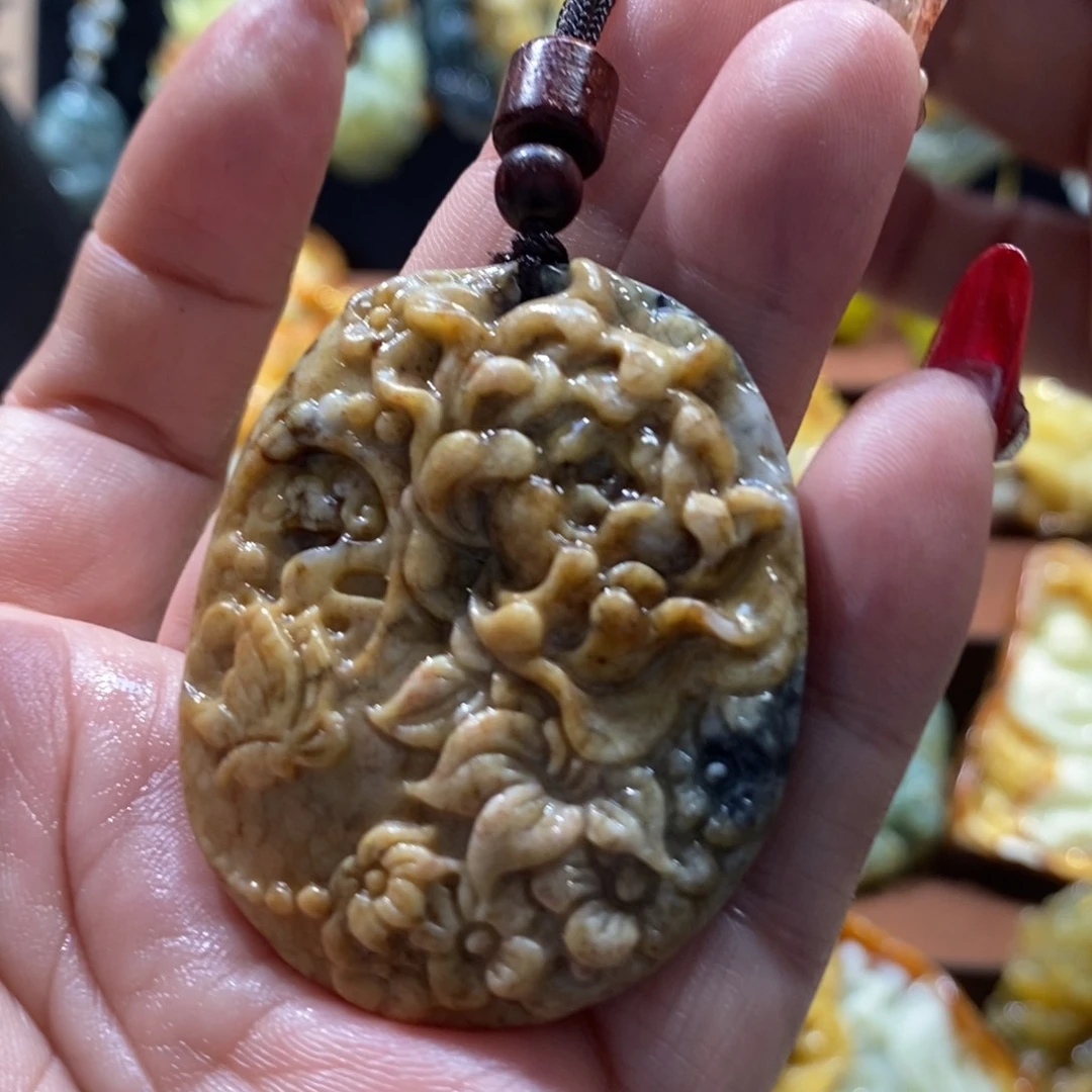 蛇纹石玉颈饰未镶嵌