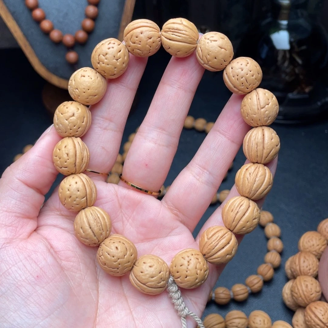 14野生小黄桃桃核手持