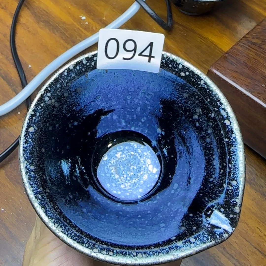 茶盏玲珑剔透的建盏