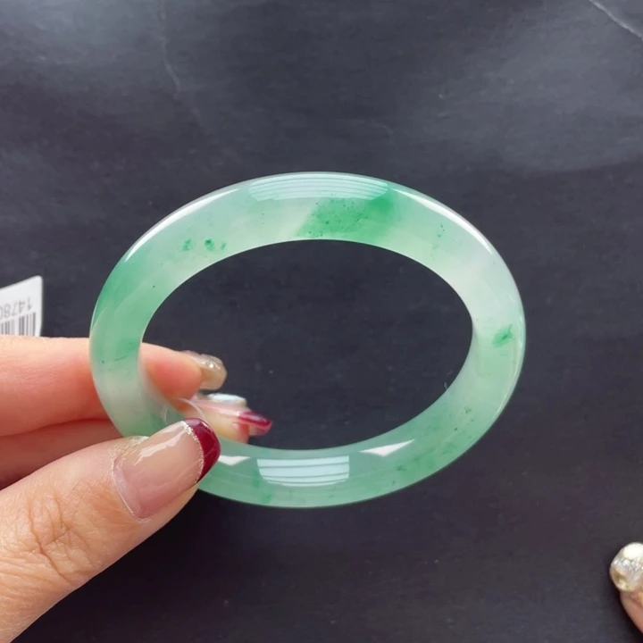 石英质玉手镯未镶嵌吃****?