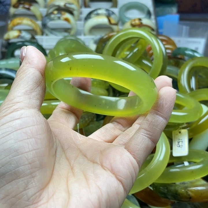 倩***影蛇纹石玉未镶嵌手镯