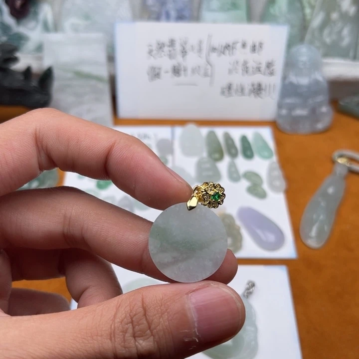 翡翠颈饰未镶嵌无事牌