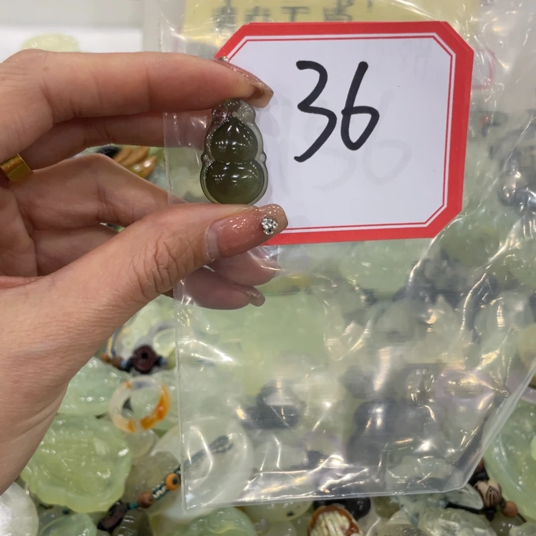 蛇纹石玉颈饰合金