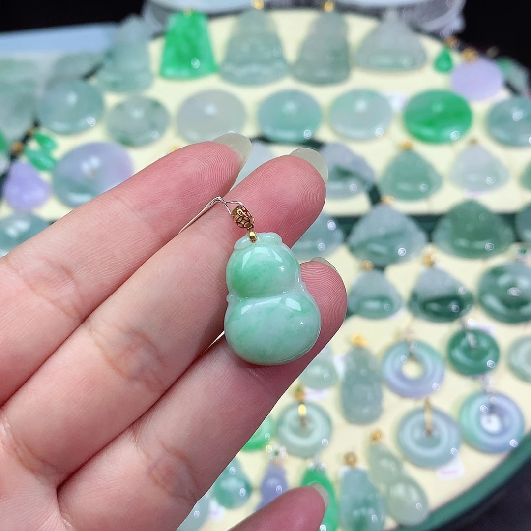 翡翠18K金镶嵌颈饰葫芦