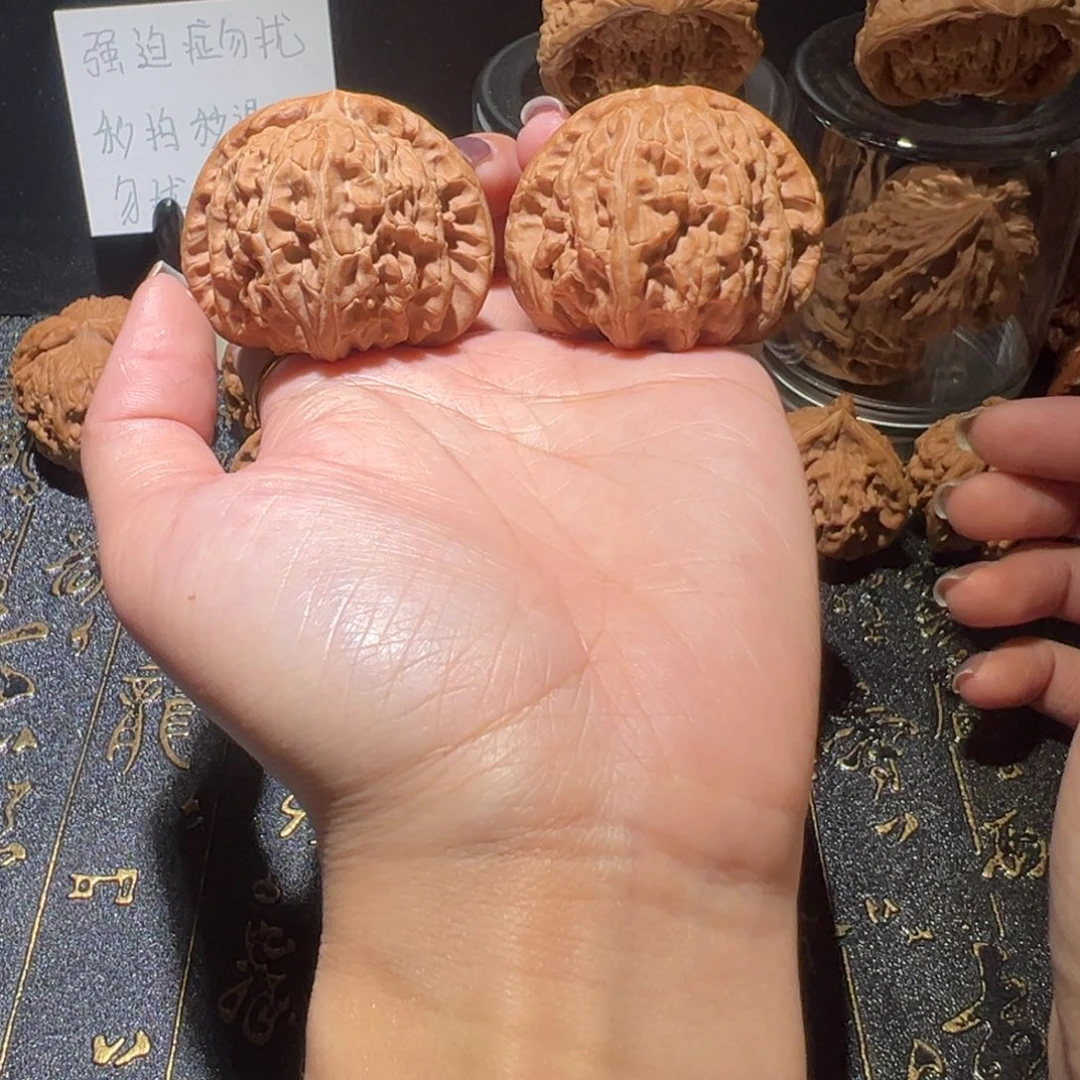 文玩核桃吊坠白狮子45.5手把件388