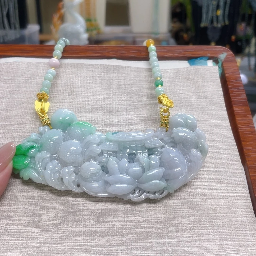 颈饰未镶嵌翡翠辣绿鱼跃龙门弯弯