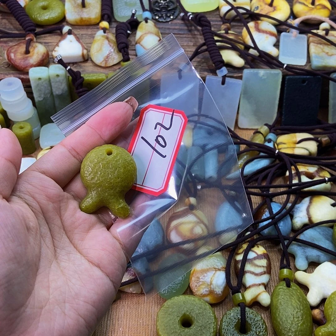 未镶嵌蛇纹石玉挂件麦****?